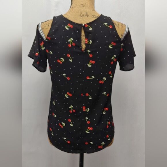Gypsies & Moondust Cold Shoulder Cherry Print Short Sleeve Blouse Top Sz XS ๐ - Picture 4 of 9
